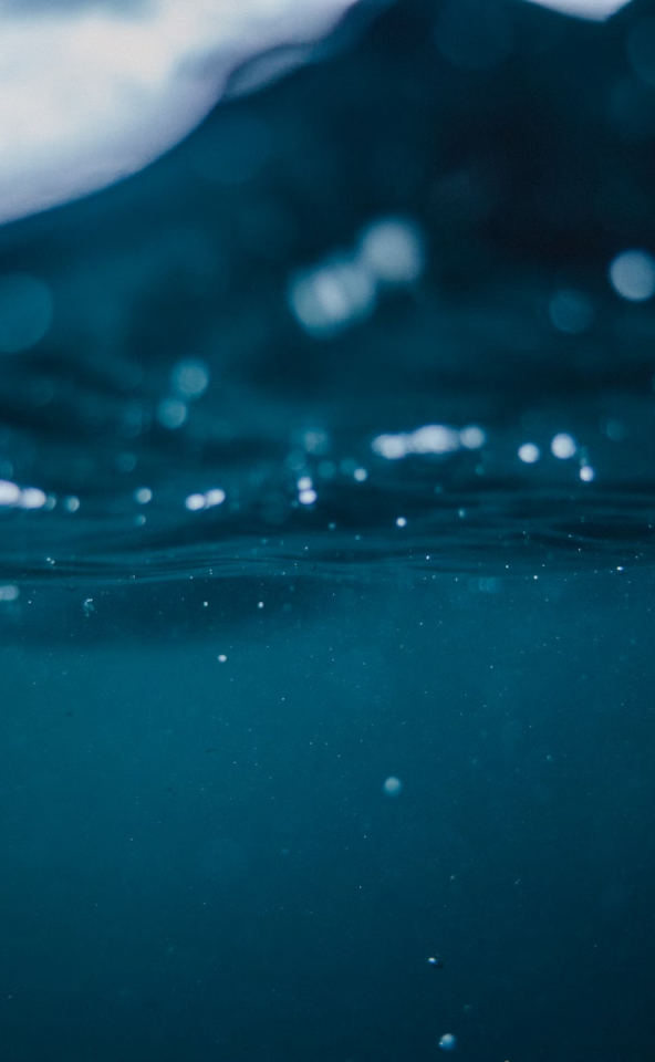 Agua cristalina fluyendo, representando la pureza y la importancia de conservar los recursos hídricos